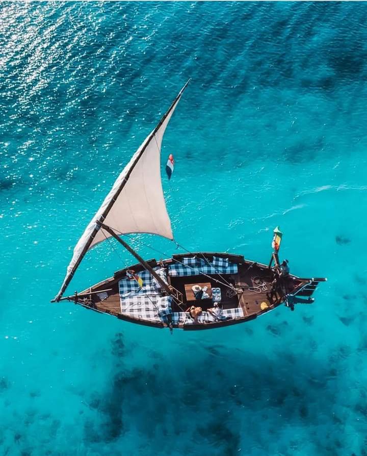 safari blue tour Zanzibar start sailing on traditional dhow